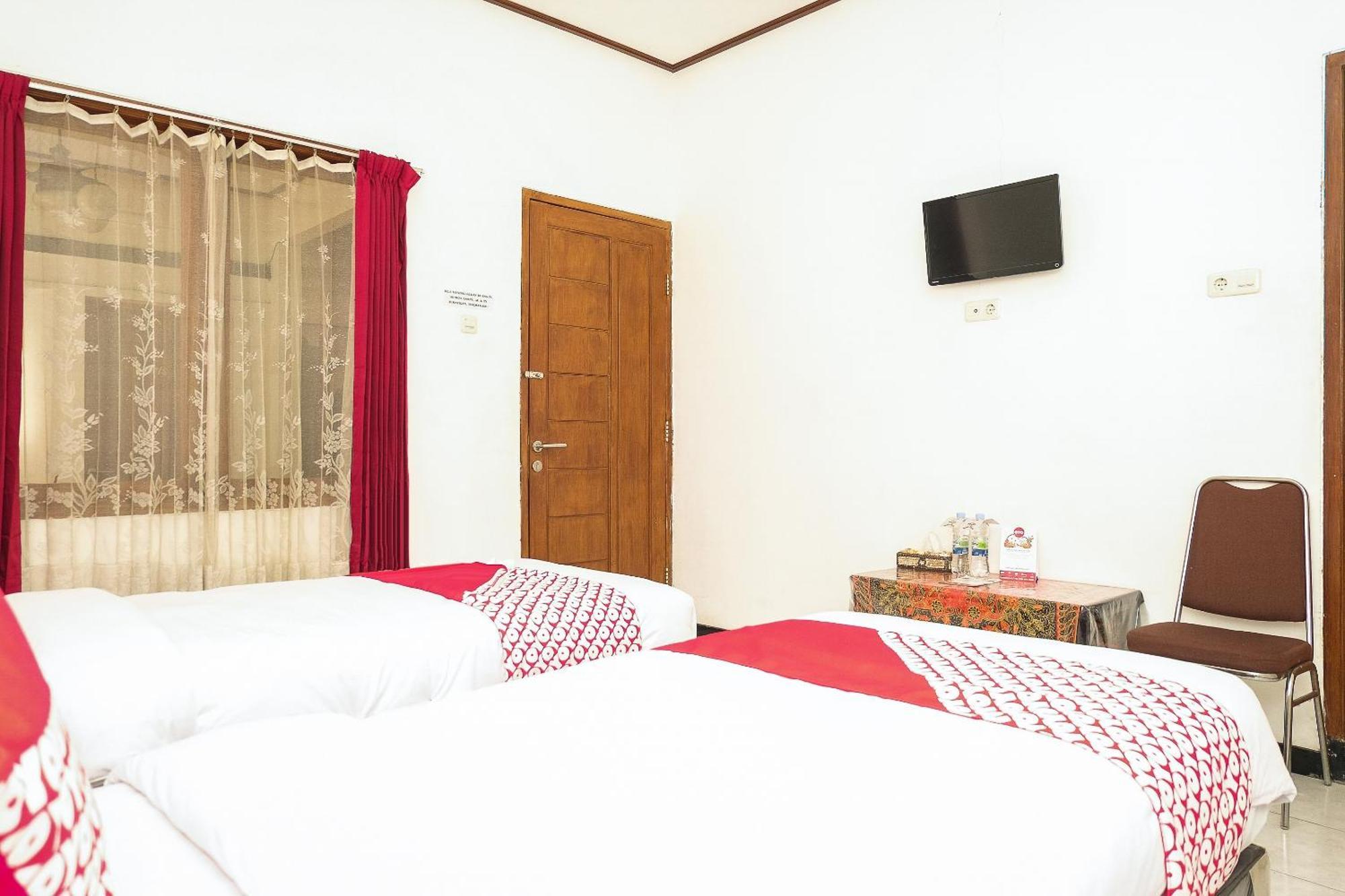 Super Oyo 353 Loesje Guest House Syariah Malang Exterior photo