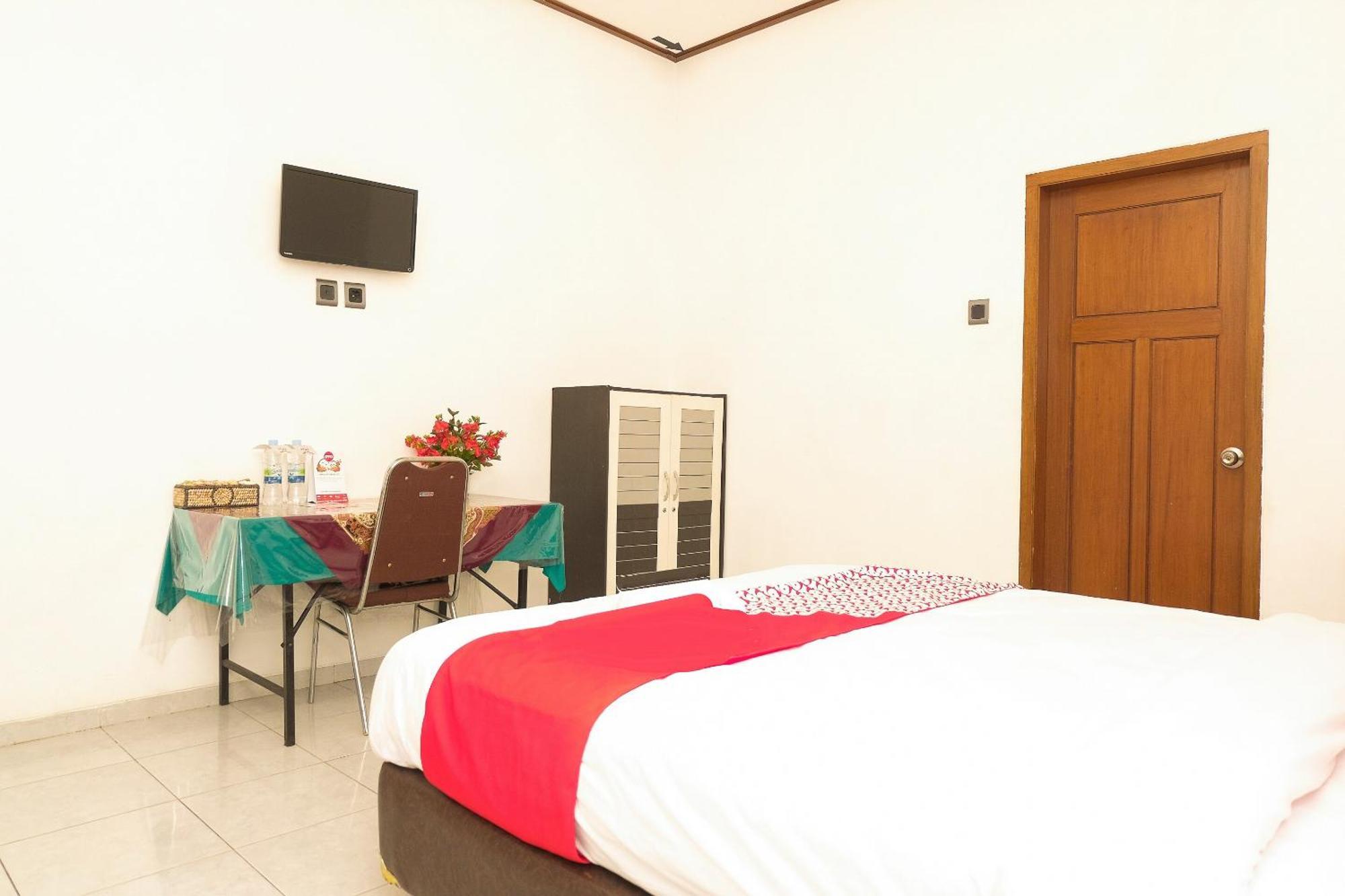 Super Oyo 353 Loesje Guest House Syariah Malang Exterior photo