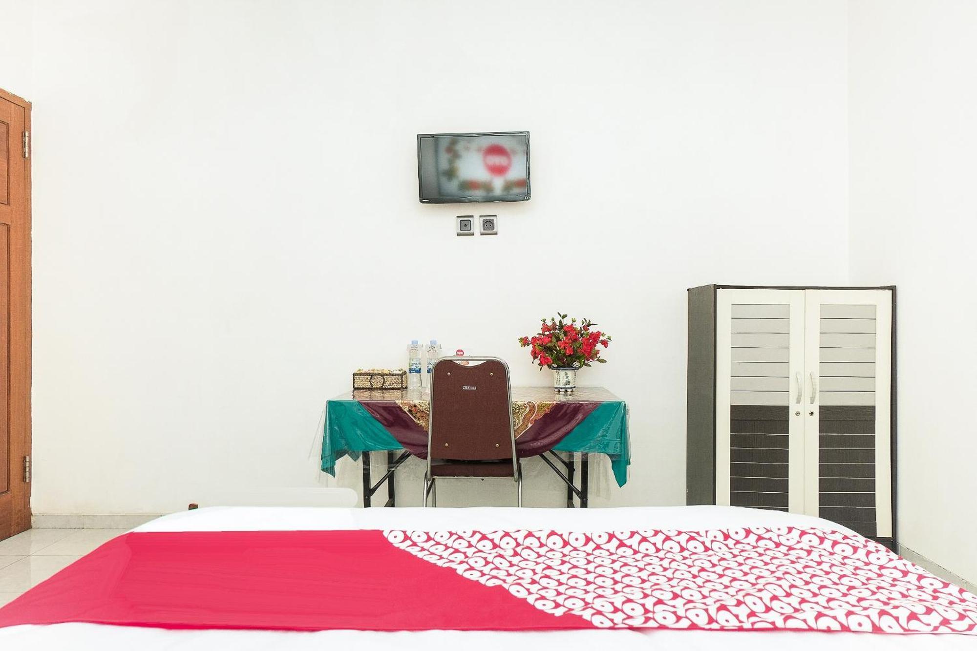 Super Oyo 353 Loesje Guest House Syariah Malang Exterior photo