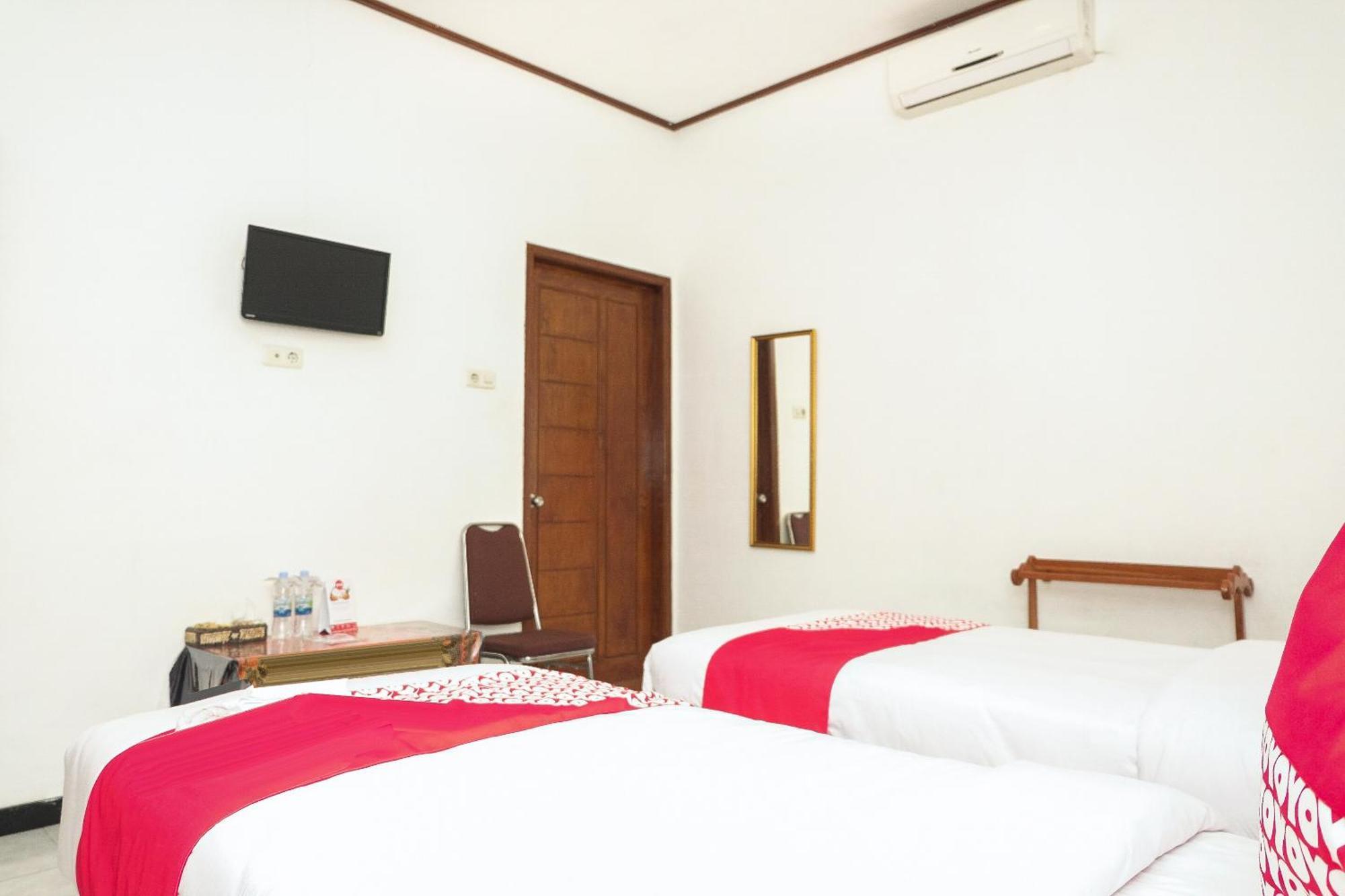 Super Oyo 353 Loesje Guest House Syariah Malang Exterior photo