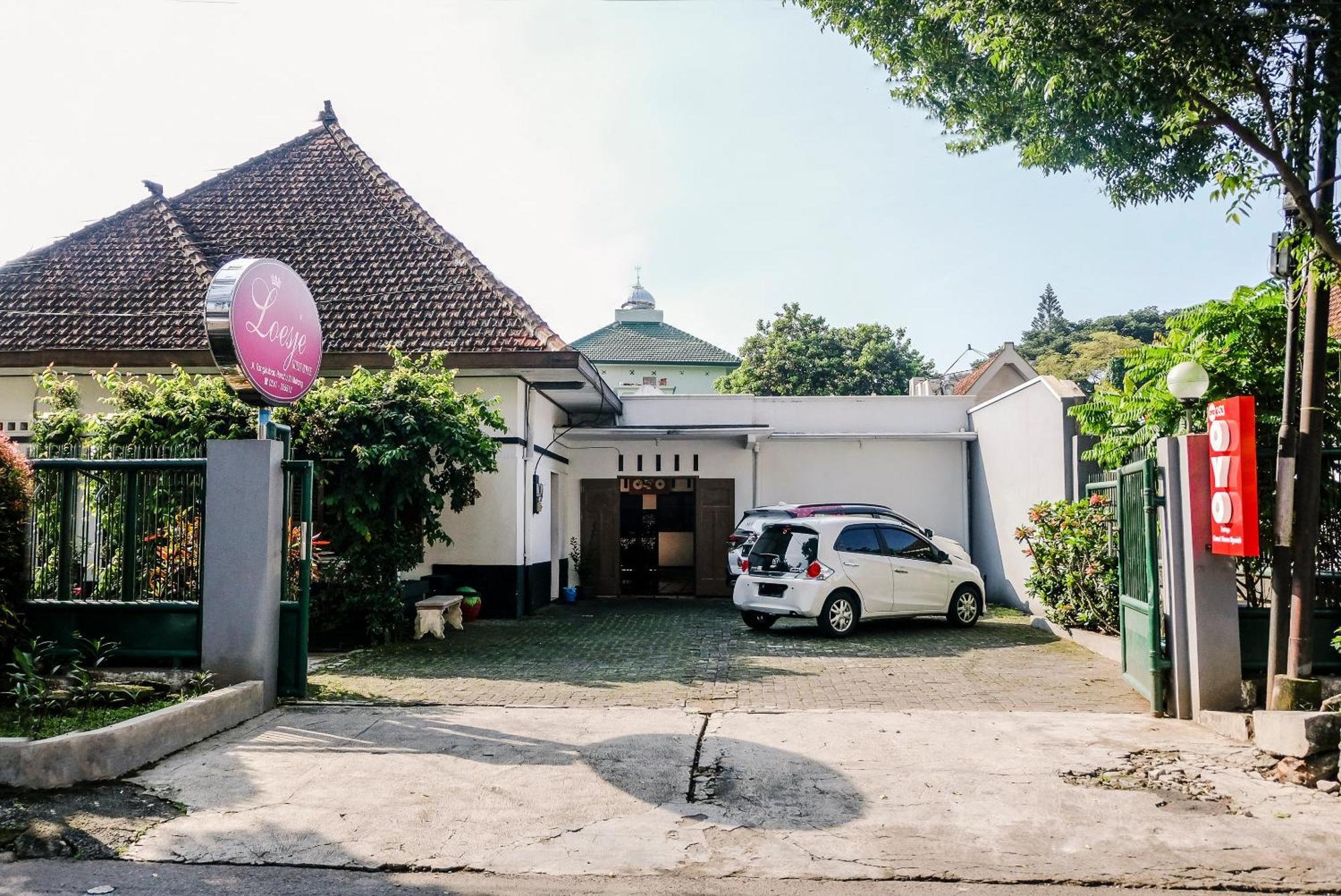 Super Oyo 353 Loesje Guest House Syariah Malang Exterior photo