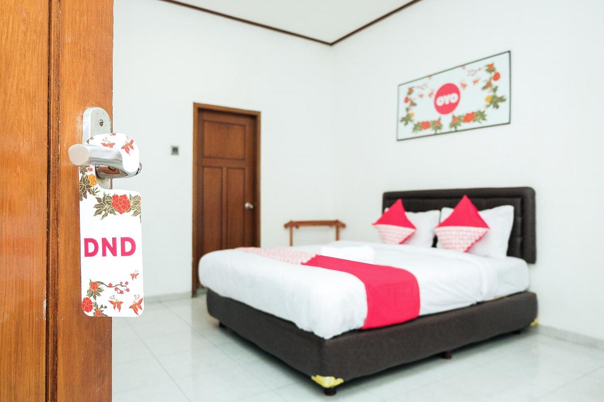 Super Oyo 353 Loesje Guest House Syariah Malang Exterior photo