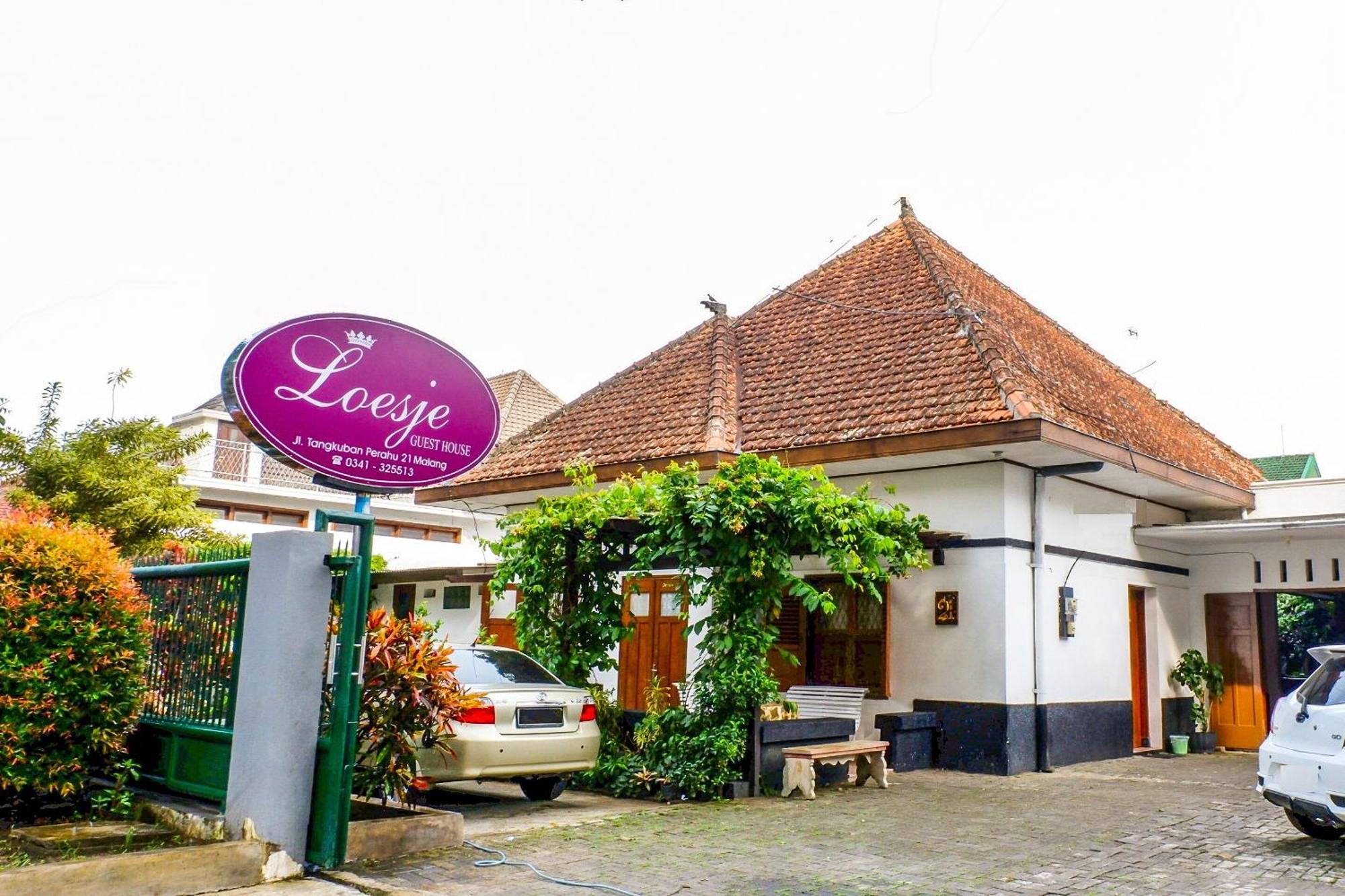 Super Oyo 353 Loesje Guest House Syariah Malang Exterior photo
