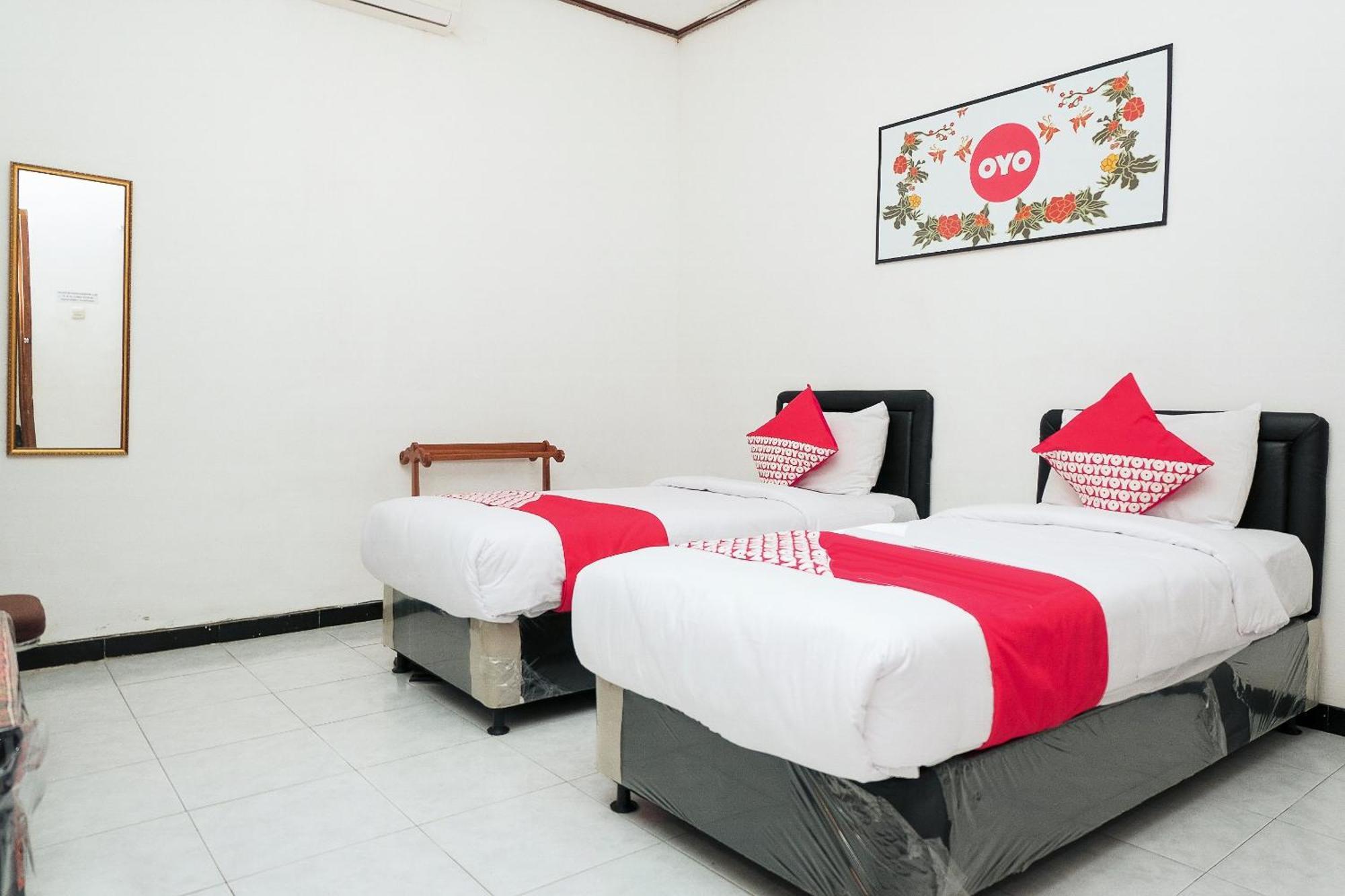 Super Oyo 353 Loesje Guest House Syariah Malang Exterior photo