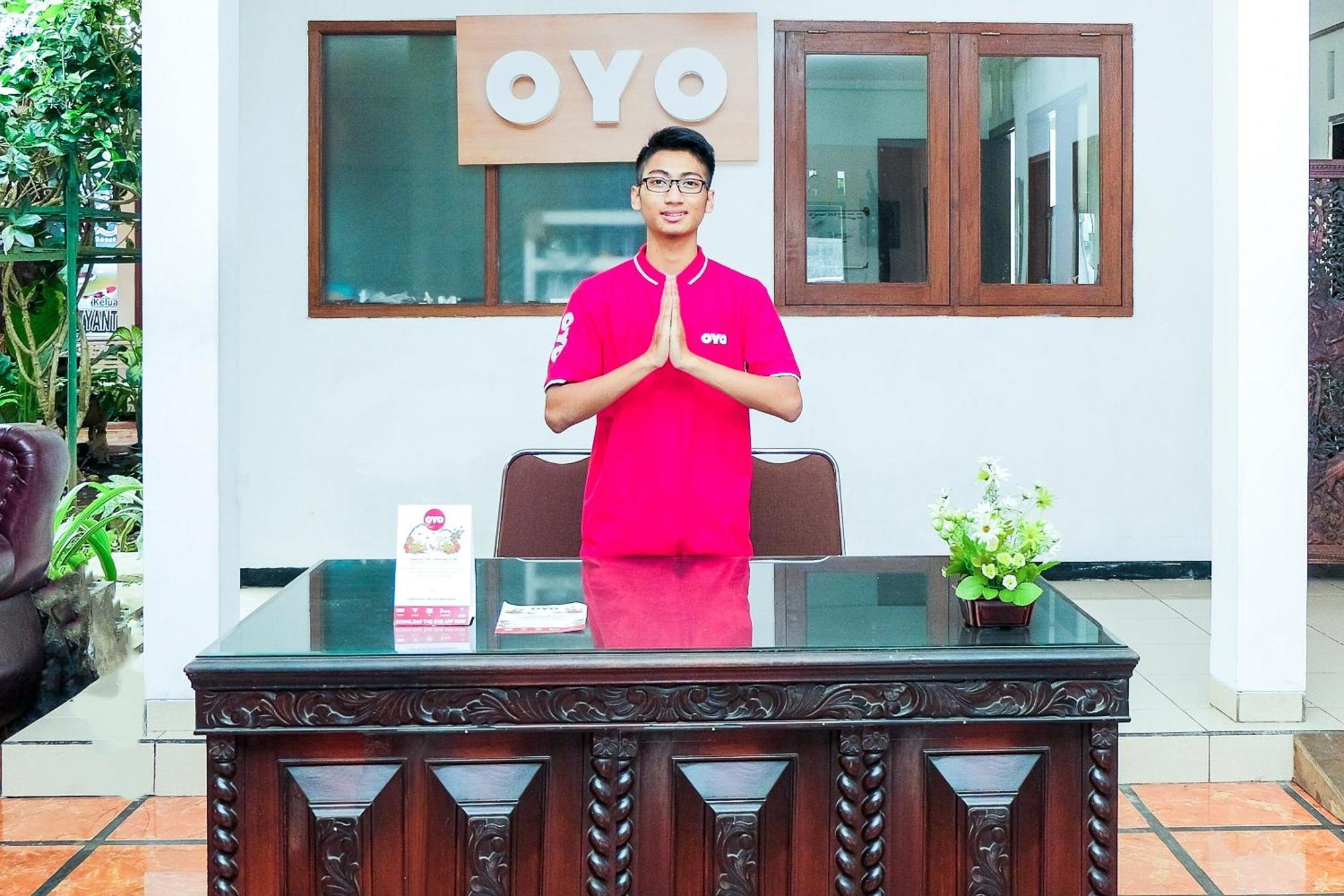 Super Oyo 353 Loesje Guest House Syariah Malang Exterior photo