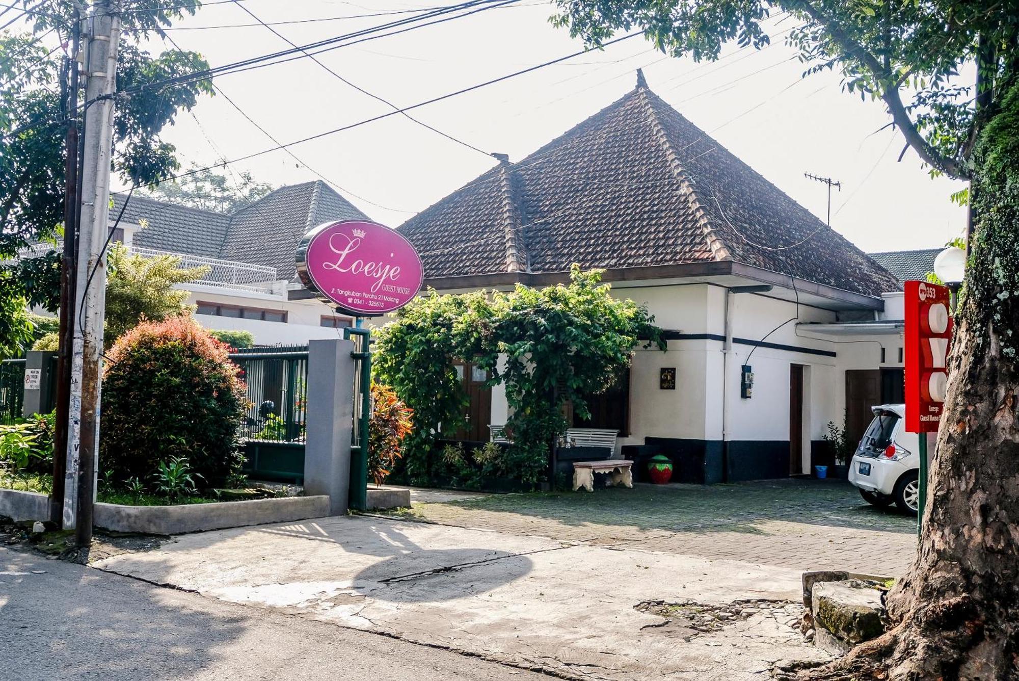 Super Oyo 353 Loesje Guest House Syariah Malang Exterior photo