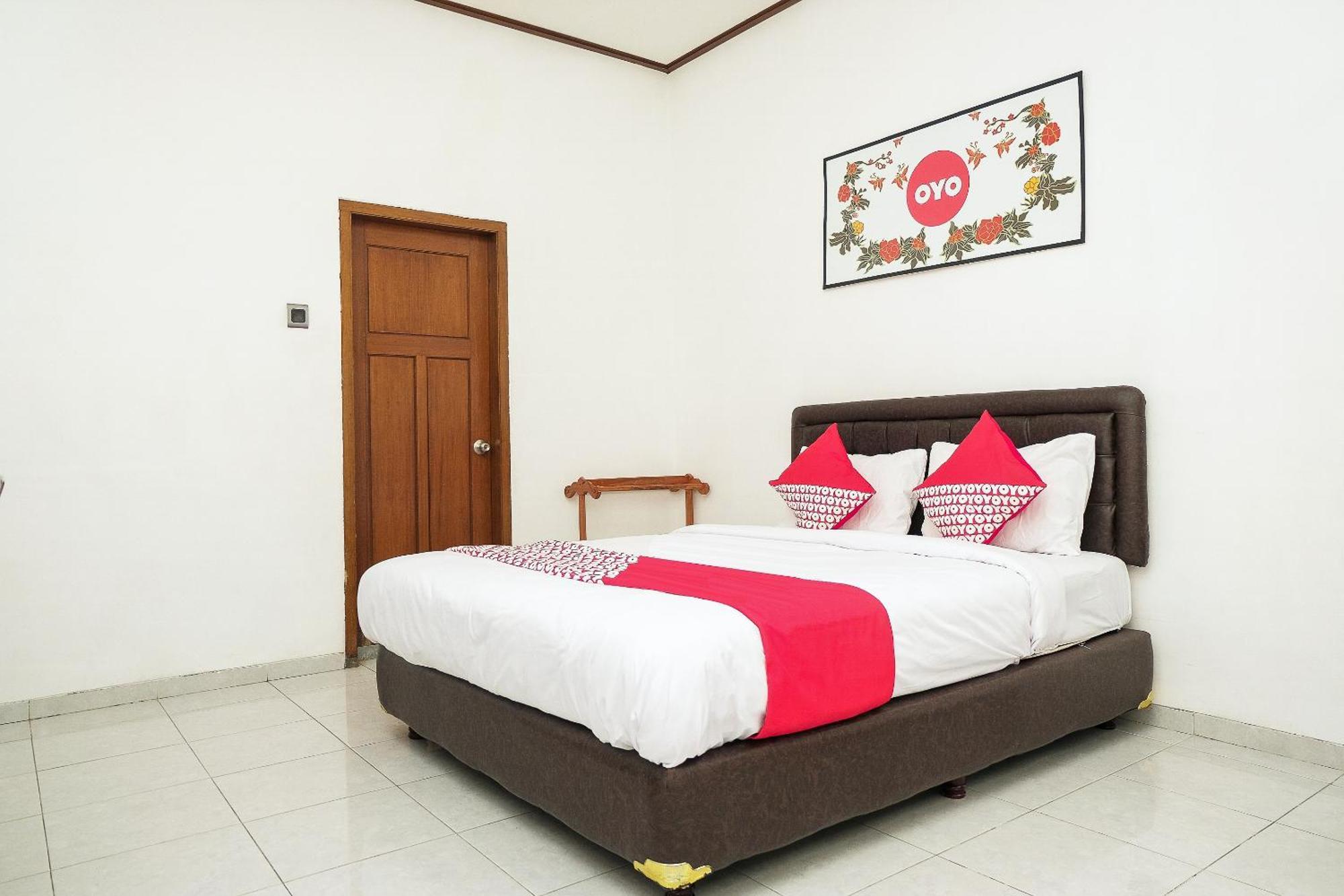 Super Oyo 353 Loesje Guest House Syariah Malang Exterior photo