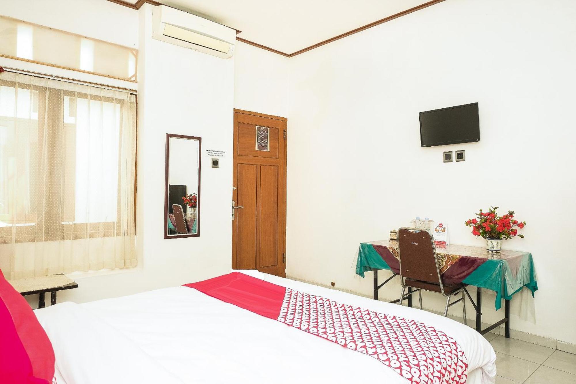 Super Oyo 353 Loesje Guest House Syariah Malang Exterior photo