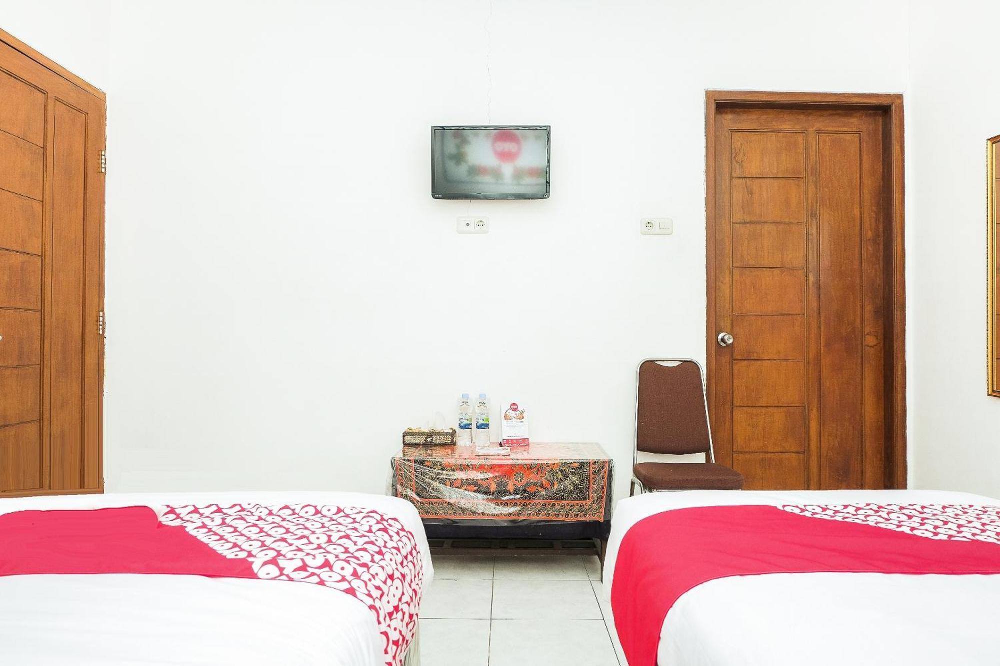 Super Oyo 353 Loesje Guest House Syariah Malang Exterior photo